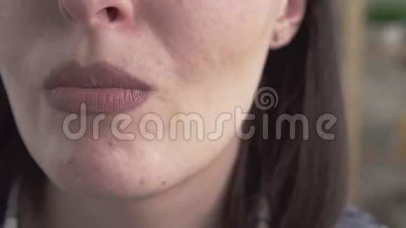 把酒渣鼻贴在女人脸视频的预览图