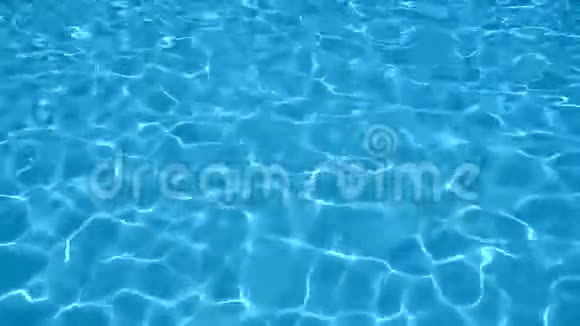 在游泳池里荡漾的水视频的预览图