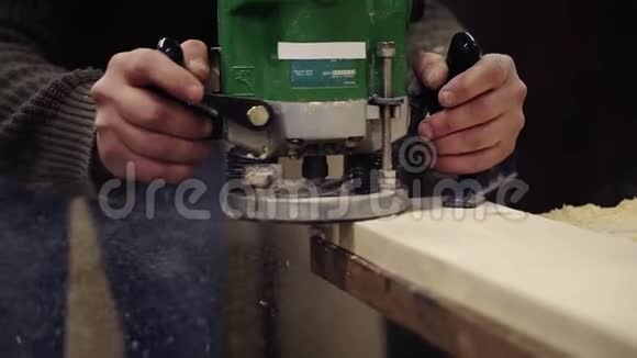 非常接近一个工匠的手与抛光与手工磨床在木材车间研磨机视频的预览图