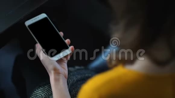 女学生看绿色屏幕的智能手机考试作弊视频的预览图