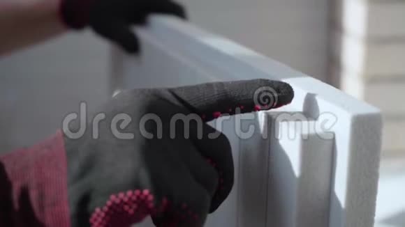 关闭工人手指在一个黑色手套在绝缘板的一侧视频的预览图