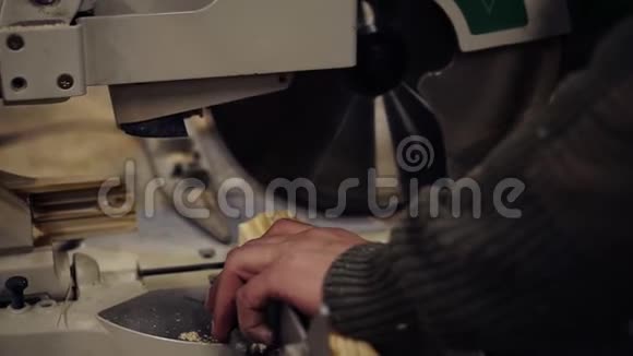 这位工匠正在生产电锯机锯一根大木条人为工作切一个精确的饼慢慢视频的预览图
