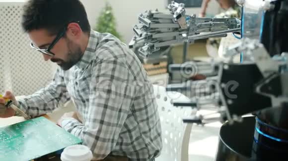 男工程师用烙铁固定机器人微电路板视频的预览图