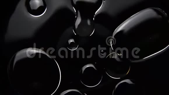 泡沫油在水上黑色背景视频的预览图