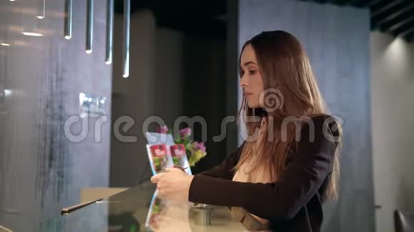 酒店内使用信用卡进行移动支付的商务女性视频的预览图