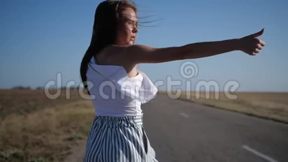 一个女孩在抓一辆车视频的预览图