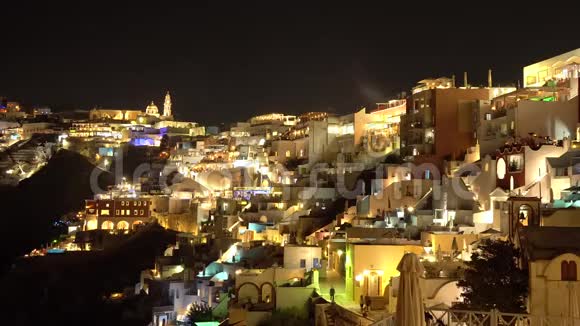 圣托里尼主城Fira左侧的夜盘视频的预览图