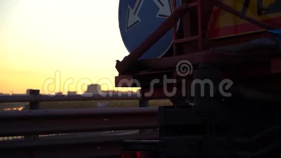 关闭一辆带有水箱的后橙色卡车在日落前的道路上行驶街道洗衣机驱动器视频的预览图