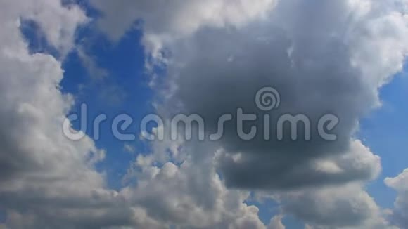 4k暗雨云运动时间推移在蓝天晴朗的夏日为视频过渡的目的视频的预览图