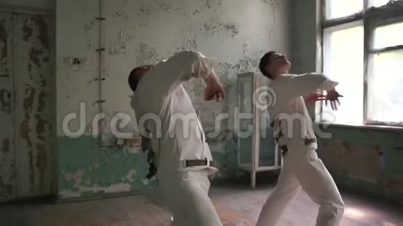 两个疯子在大厅里缓慢地跳舞挥舞着身体视频的预览图