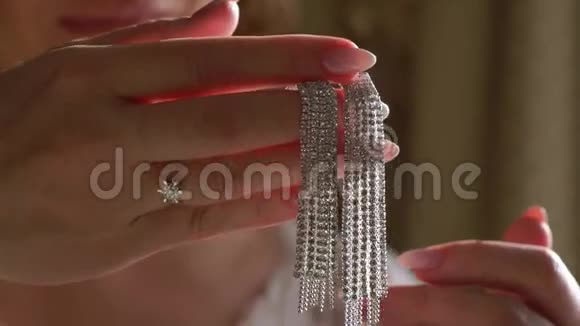 女人珠宝耳环视频的预览图