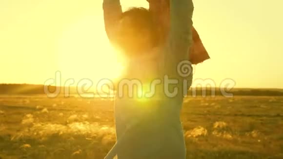 在夕阳的余晖中父亲和他的女儿肩上玩耍爸爸背着心爱的孩子视频的预览图