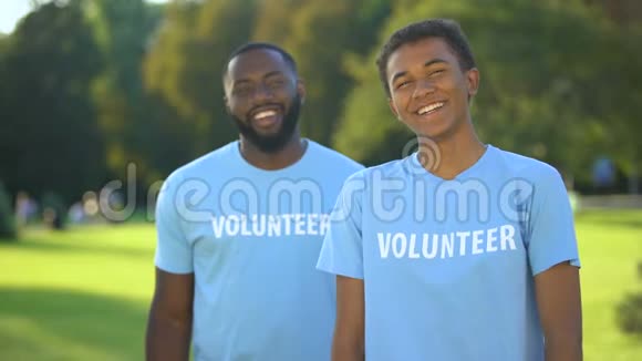 开朗的男性志愿者微笑的相机生态项目参与慈善视频的预览图