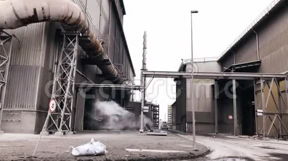 化学品制造工厂环境的污染在外面视频的预览图