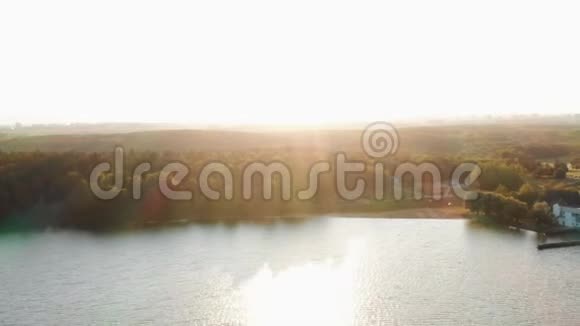 在史诗般的日出中在雄伟的秋湖森林上空盘旋覆盖着薄雾平和绚丽的自然风光视频的预览图