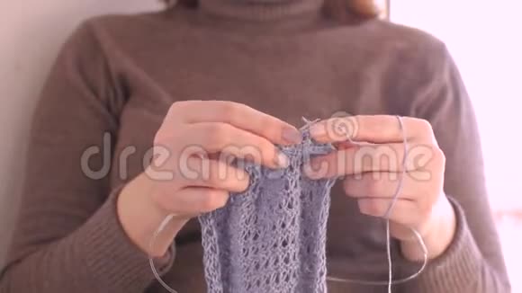 针织针未完成的针织女人手视频的预览图