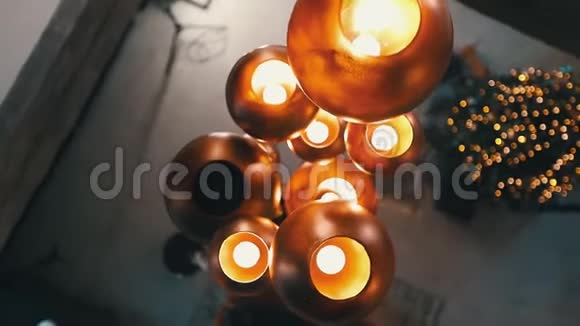 背景上的照明灯具和圣诞树的俯视图视频的预览图
