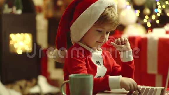 圣诞节网购网上商店网上圣诞商店打折圣诞老人帽子上的可爱孩子视频的预览图