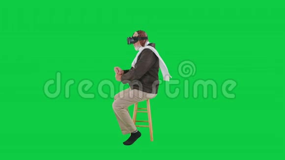 成年白种人扮演虚拟现实世界的高级男性视频的预览图