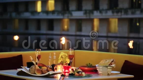 在印度哈里亚纳州古尔冈的Oberoi酒店桌上端有饮料的晚餐镜头视频的预览图