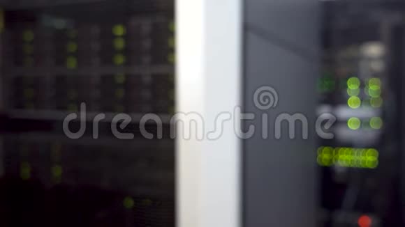 在模糊的服务器机架上闪烁硬盘的灯光视频包含振动视频的预览图