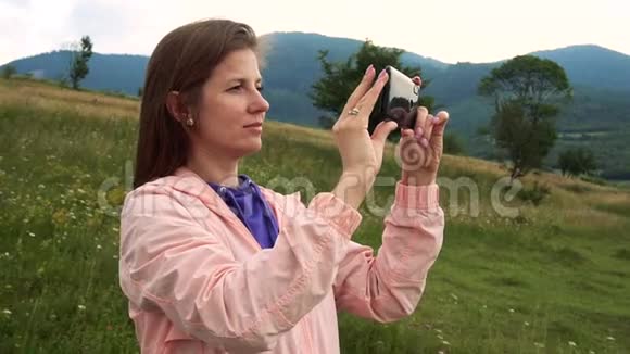 拍摄自然美景的女人视频的预览图