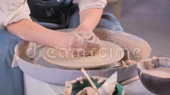 一个在波特轮子上工作的女人粘土模型波特车轮造型讲习班视频的预览图