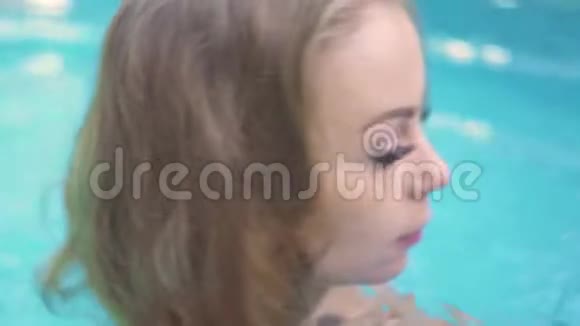 肖像性感女人穿着黑色比基尼在度假村享受淡水游泳池面对迷人的女孩放松视频的预览图