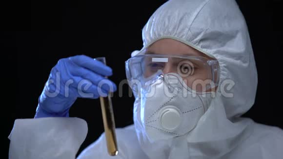 女实验室工作人员用洗涤剂化学警告标志检查试管视频的预览图