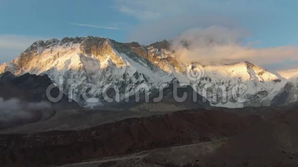 努普特山罗特西南脸和希克曼喜马拉雅山尼泊尔鸟瞰图视频的预览图