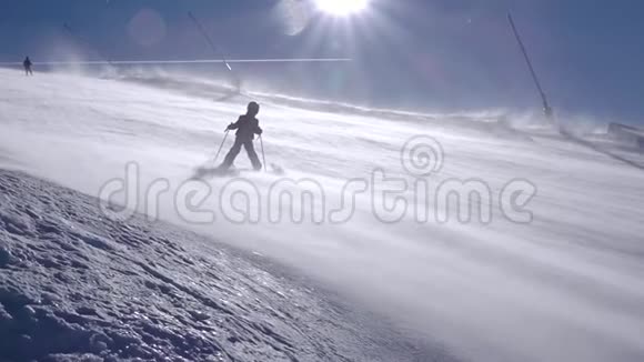 滑雪坡和暴风雪上的孩子慢动作视频的预览图