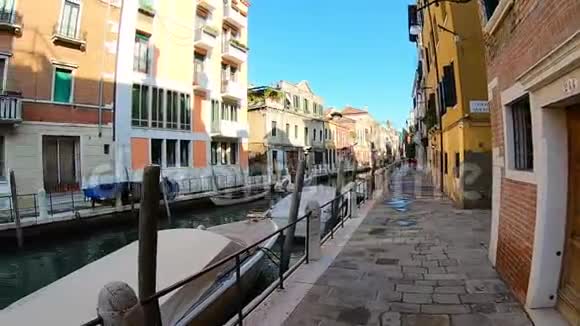 威尼斯意大利2019年9月9日水通道与贡多拉斯附近的历史建筑在海岸在阳光明媚的日子意大利威尼斯视频的预览图