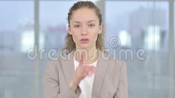 年轻女商人戴手指的画像视频的预览图