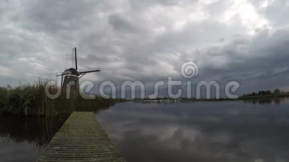 荷兰风车和湖泊上空雷暴的弧形云的移动视频的预览图