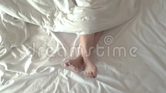在白色床垫上活动的女孩的腿视频的预览图