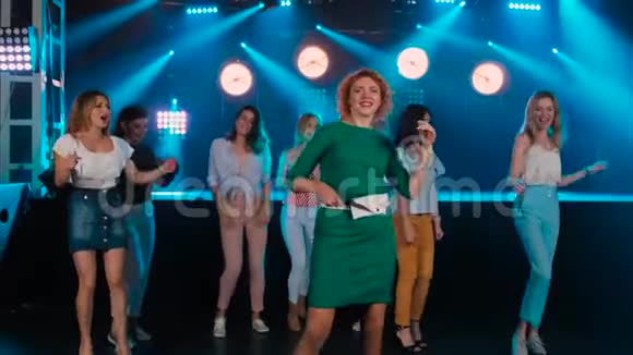 红发女孩舞会夜总会公司的快乐朋友蓝色的迪斯科现代青年生活视频的预览图