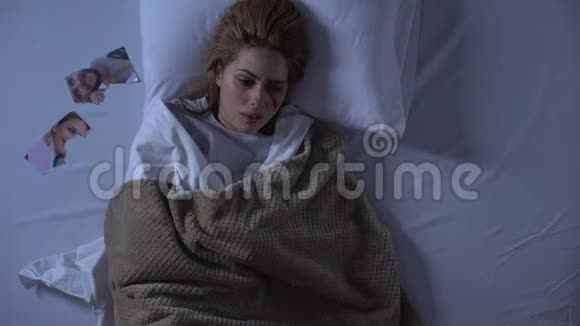 哭的女人脸上有伤口躺在床上枕头附近的照片被撕破分手视频的预览图