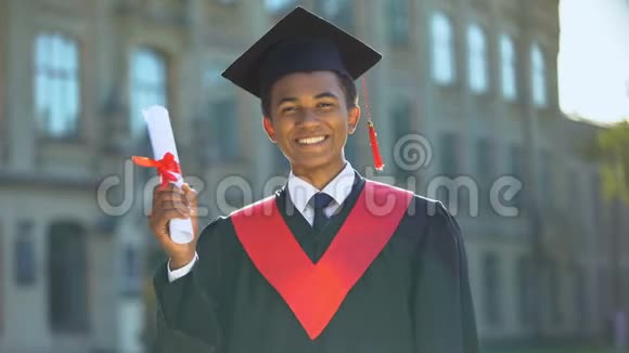 毕业的学生表现出成功的姿态拿着文凭接受教育视频的预览图