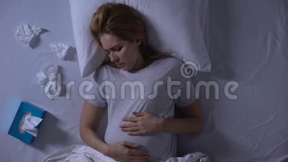 孤独的孕妇在夜里哭着床抚摸着肚子分手时抑郁视频的预览图