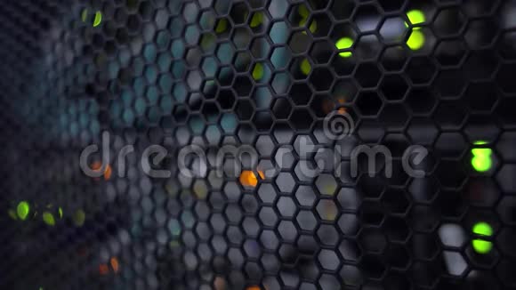 存储刀片闪光灯在一个现代数据中心服务器房架位于带有圆形的铁门后面视频的预览图