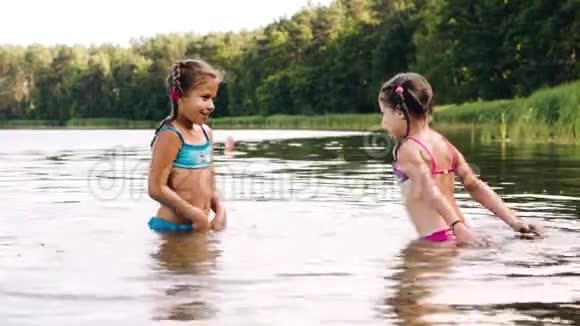 两个姐姐穿着泳衣在湖面上飞溅视频的预览图