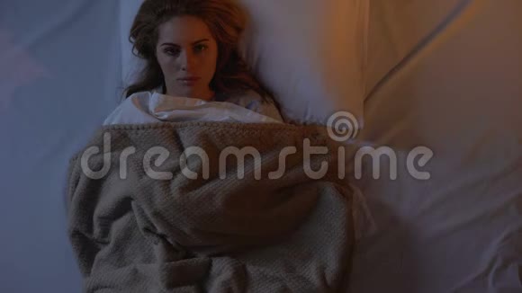 躺在床上的女人服用抗抑郁药来止头痛和入睡视频的预览图