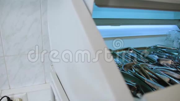 消毒柜里牙科医生的仪器拔掉牙齿视频的预览图