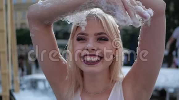 夏天在斯洛文尼亚的克拉科夫一个性感的金发女孩手捧肥皂泡视频的预览图