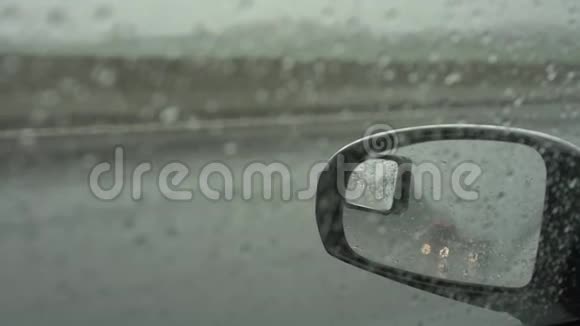 现代汽车侧镜雨滴反射车辆视频的预览图