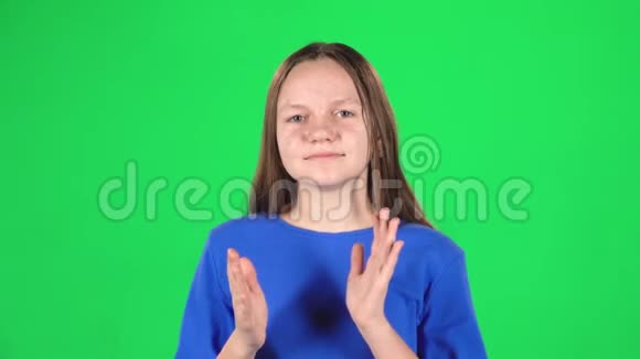 小雌性正在拍手然后竖起大拇指绿色屏幕慢动作视频的预览图