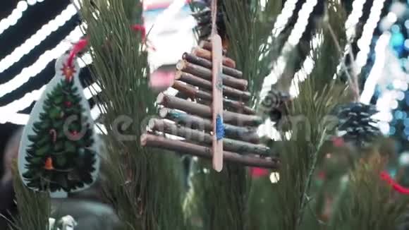 装饰的圣诞树玩具在花环上模糊慢动作视频的预览图