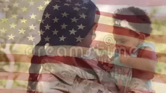 士兵高兴地抱着她的女儿视频的预览图