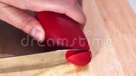 用刀子把红辣椒切好视频的预览图