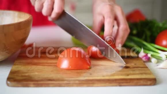 在木板上切碎番茄烹饪汤视频的预览图